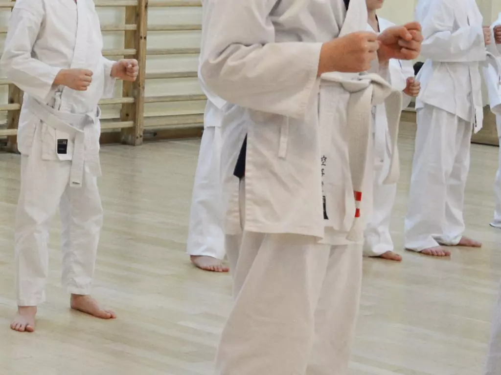 Dlaczego kickboxing to doskonały sport dla rozwoju Twojego dziecka? Obalamy mity i przedstawiamy korzyści