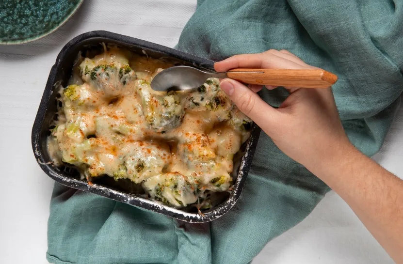 Od pieca prosto do klienta – jak opakowania aluminiowe usprawniają pracę gastronomii?